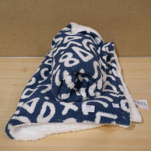 3162 - 2 Blue and white blankets (323-533) *This lot is subject to VAT