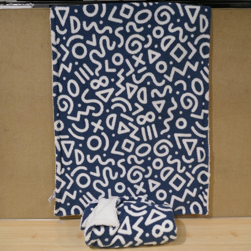 3162 - 2 Blue and white blankets (323-533) *This lot is subject to VAT