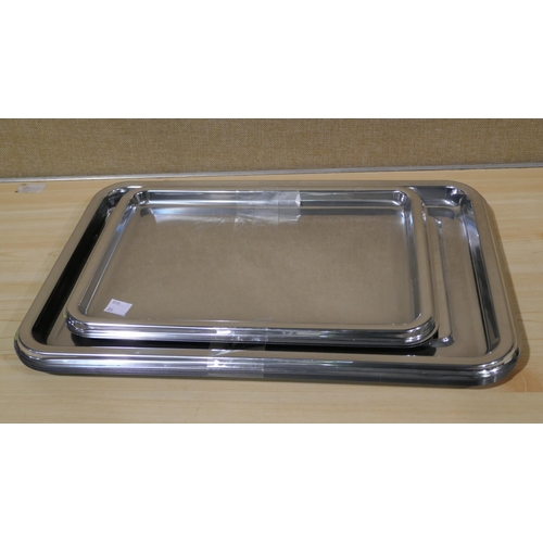 3168 - Mason Cash Cake Tins And Small Qty Of Plastic Serving Trays   (326-408/908) This lot is subject to v... 