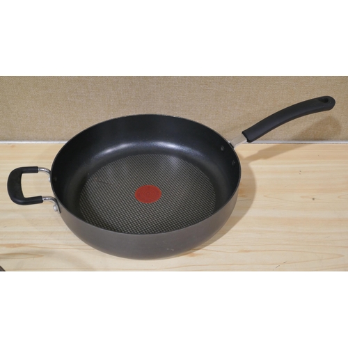 3197 - Tefal Deep Saute Pan 4.7L (323-349) *This lot is subject to VAT