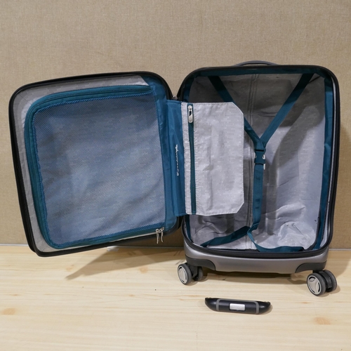 3207 - Skyway Denali Carry On Hardside Spinner Suitcase - Damaged Handle (323-328) *This lot is subject to ... 