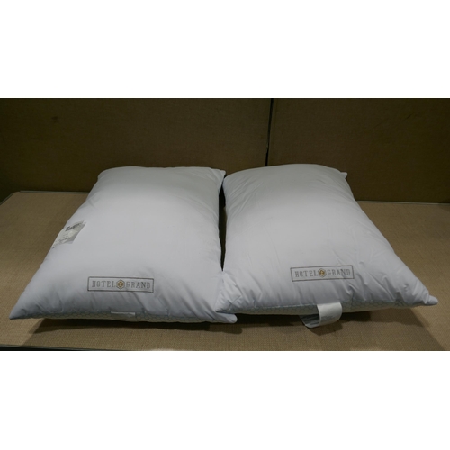 3264 - 2x Hotel Grand Summer/Winter Pillows (323-437) *This lot is subject to VAT