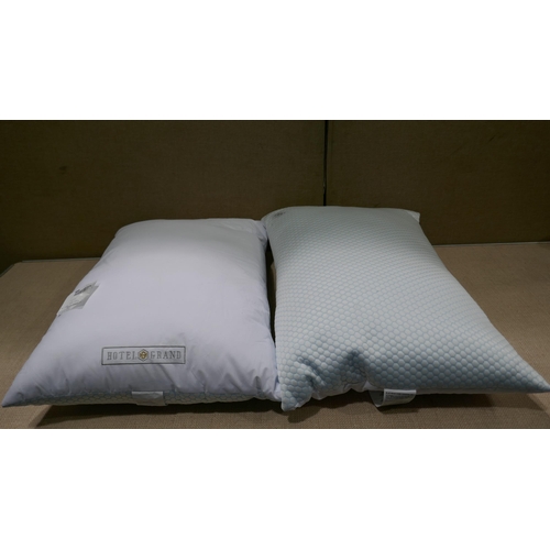 3264 - 2x Hotel Grand Summer/Winter Pillows (323-437) *This lot is subject to VAT