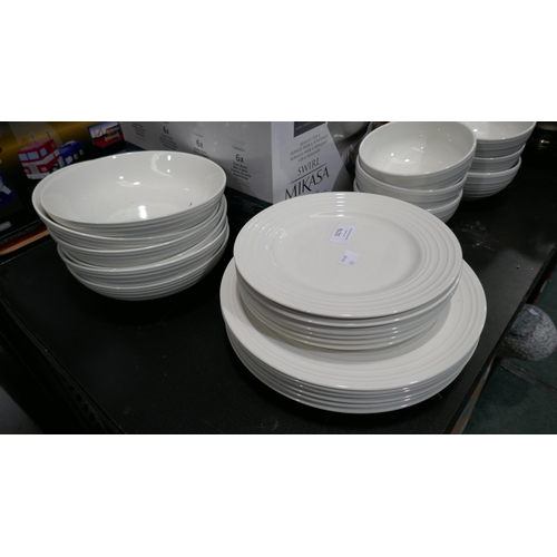 3276 - Mikasa Porcelain 'Swirl' Dinnerware (323-248) *This lot is subject to VAT