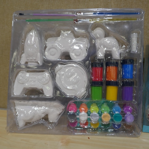 3339 - Paint Your Ceramics, Cupcake Baking Kit - Incomplete (323-416,526) *This lot is subject to VAT