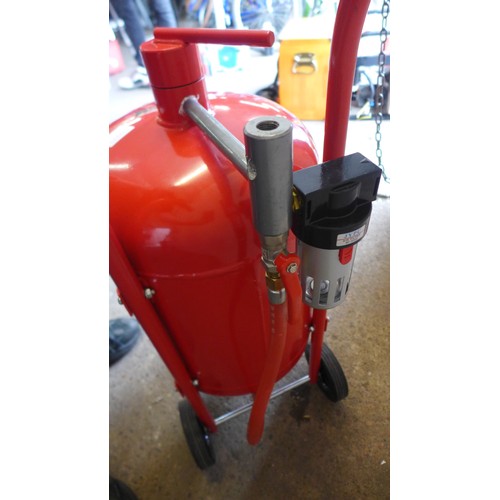 2346 - A Clarke 10 gallon (32ltr) pressurised sand blaster tank  (8063) * this lot is sold as scrap + VAT*