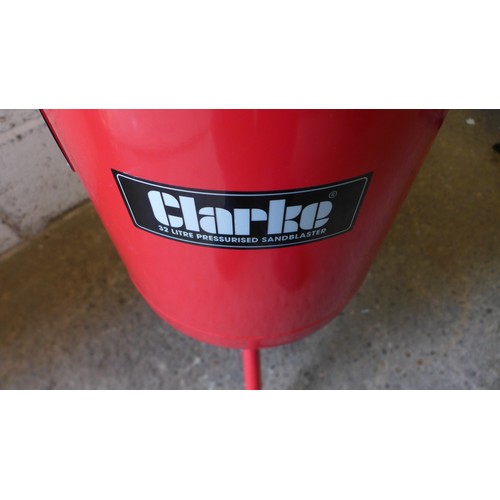 2346 - A Clarke 10 gallon (32ltr) pressurised sand blaster tank  (8063) * this lot is sold as scrap + VAT*