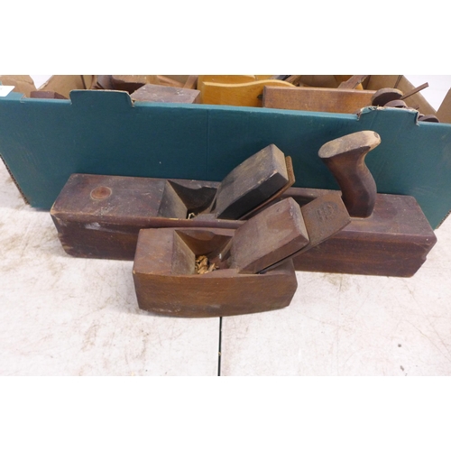 2026 - A box of vintage block planes and molding planes - including two Marples planes, a mortise gauge and... 