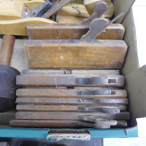 2026 - A box of vintage block planes and molding planes - including two Marples planes, a mortise gauge and... 