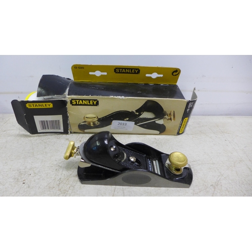 2033 - A Bosch GHO-26-82 electric planer, Stanley No. 3 manual bench plain - with box, and a Silverline pip... 