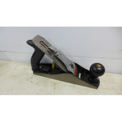 2033 - A Bosch GHO-26-82 electric planer, Stanley No. 3 manual bench plain - with box, and a Silverline pip... 