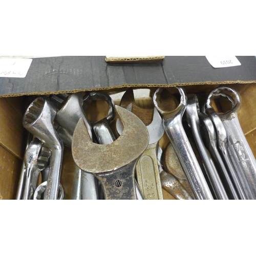 2039 - A box of approx. 30 assorted spanners