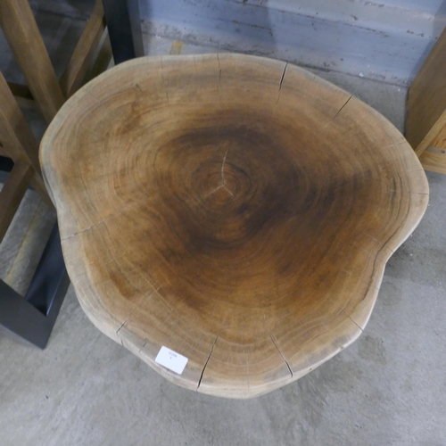 1379 - A tree trunk cross section coffee/lamp table  *This lot is subject to VAT