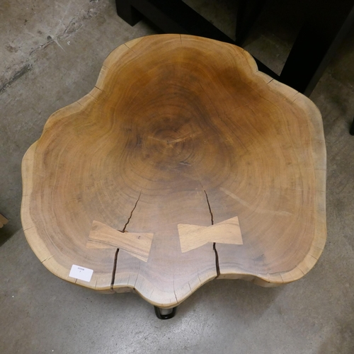 1384 - A tree trunk cross section coffee/lamp table  *This lot is subject to VAT