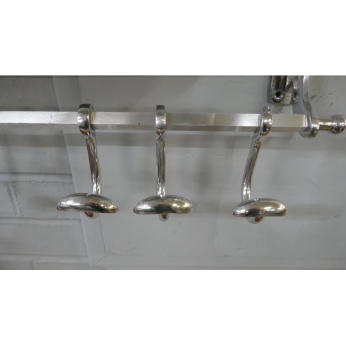 1403 - A chrome luggage and coat rack with mirror