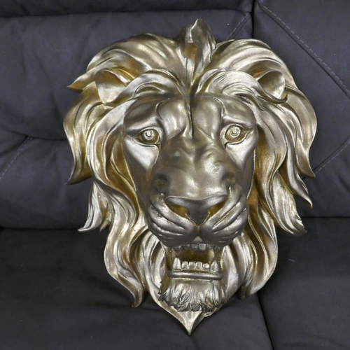 1465 - A gold bust of a lion