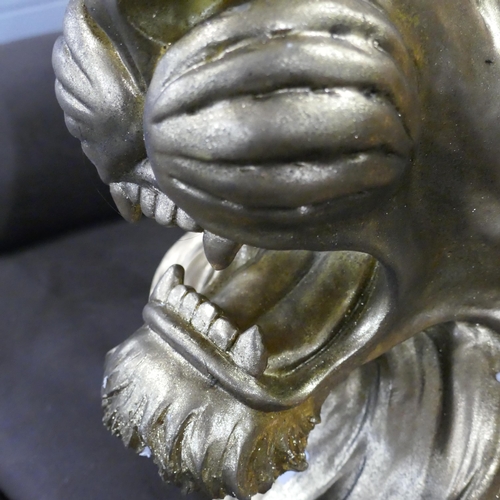 1465 - A gold bust of a lion