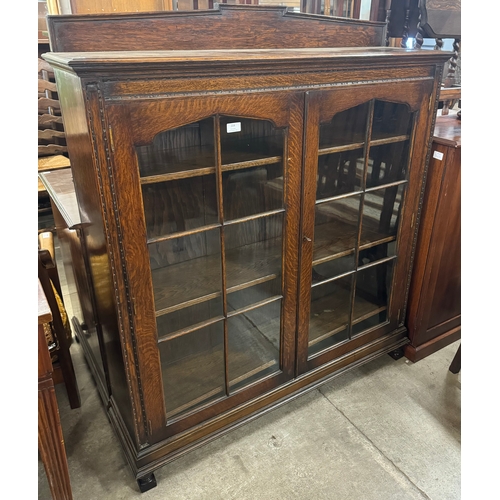 204 - An early 20th Century oak two door bookcase