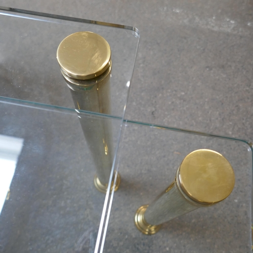 1513 - A nest of two tables with solid brass base and tempered glass top