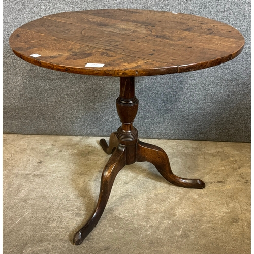218 - A George III oak circular tripod tea table