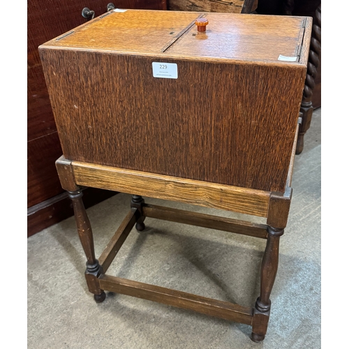 229 - An early 20th Century oak lady's sewing box