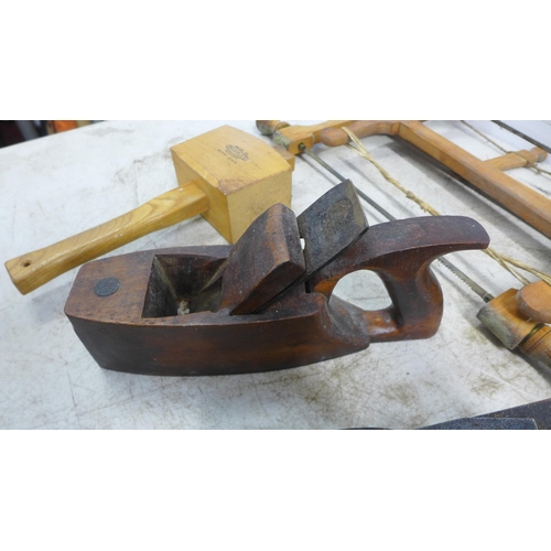 2060 - A quantity of woodworking tools including a Stanley No. 4 wood plane, Record wood plane, vintage woo... 
