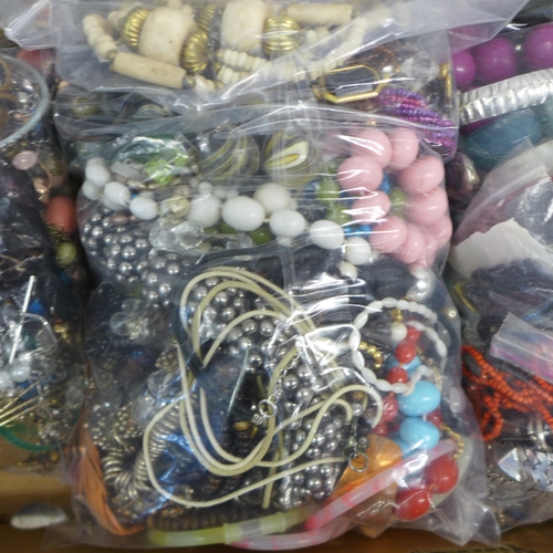 2078 - 5 Bags of jewellery