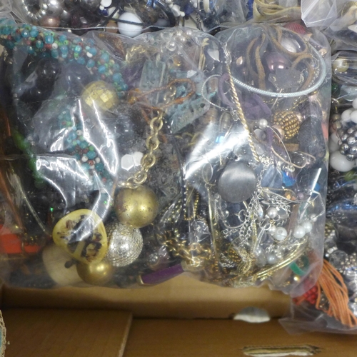 2078 - 5 Bags of jewellery