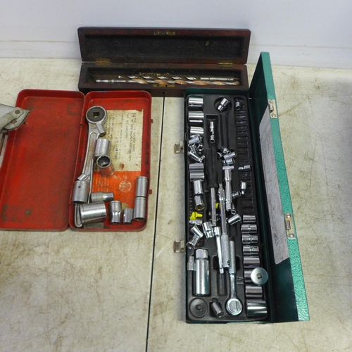 2083 - A quantity of tools and other assorted items including cutting discs, 6