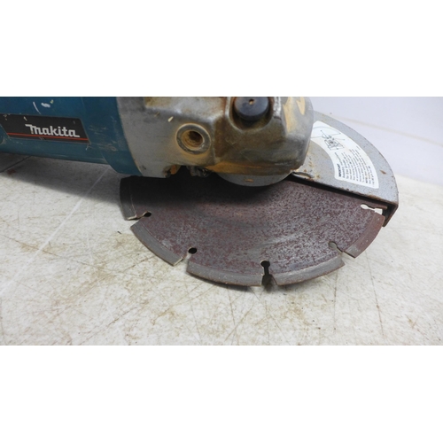 2085 - A Makita 9069, 250mm, 240V, 2000W angle grinder with grip and release tool