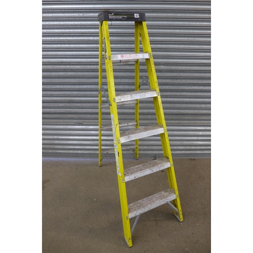 2182 - A Wickes Professional heavy duty 6 tread fiberglass step ladder, a set of aluminium Beldray Jobeezer... 