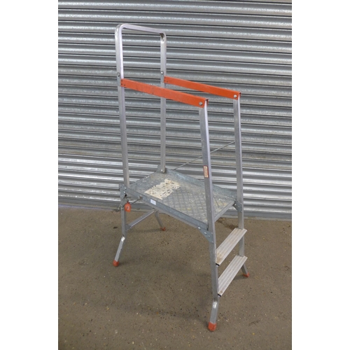 2182 - A Wickes Professional heavy duty 6 tread fiberglass step ladder, a set of aluminium Beldray Jobeezer... 