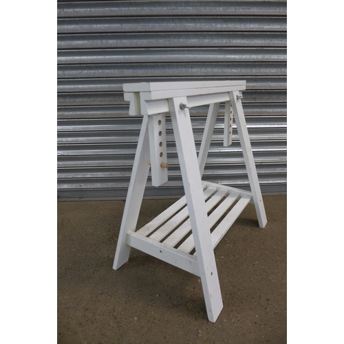 2186 - A pair of wooden trestle table stands