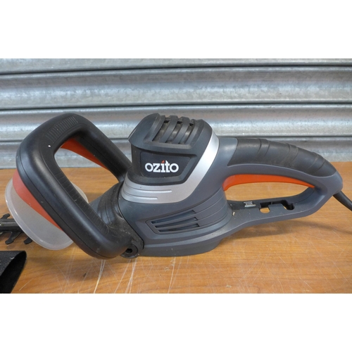 2205 - An Ozite HTE0550V electric hedge trimmer