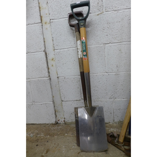 2221 - A bundle of garden tools and other items including an aerator, rakes, hoes, shears, a wooden sled, p... 