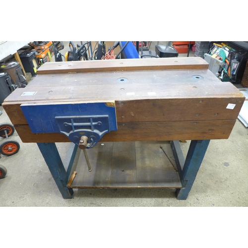 2232 - A large workbench with a Record No. 53E vice and a lower shelf - 118 x 60cm