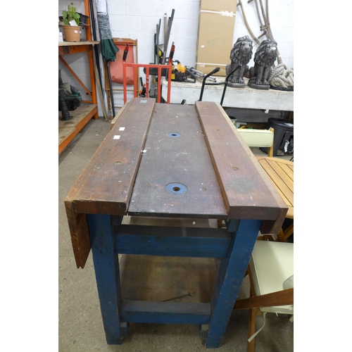 2232 - A large workbench with a Record No. 53E vice and a lower shelf - 118 x 60cm