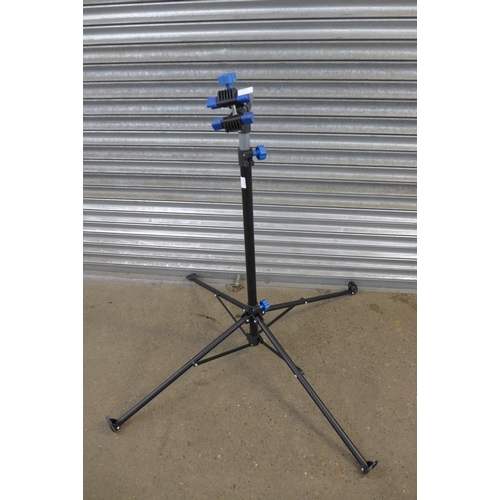 2250 - A 4 leg adjustable height bike workshop stand