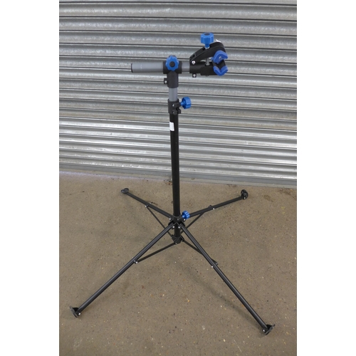 2250 - A 4 leg adjustable height bike workshop stand