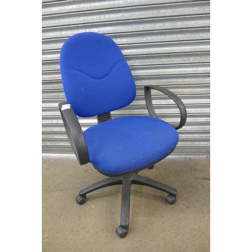 2252 - A blue fabric office swivel chair