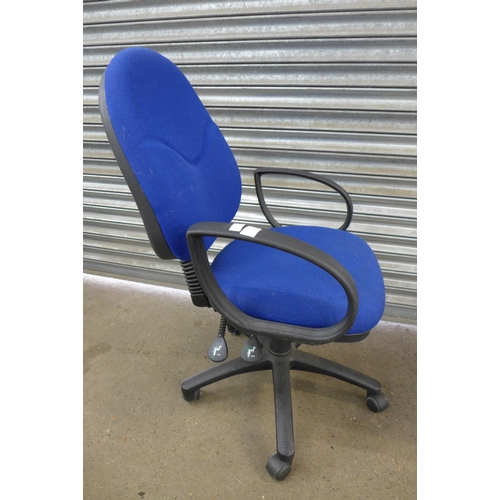 2252 - A blue fabric office swivel chair