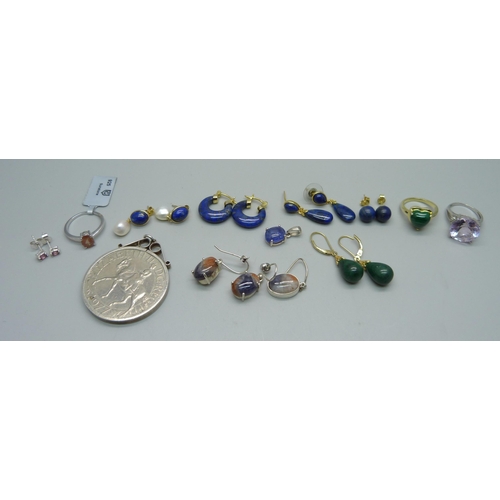 1002 - Silver and silver mounted jewellery and a 1977 crown in a silver mount