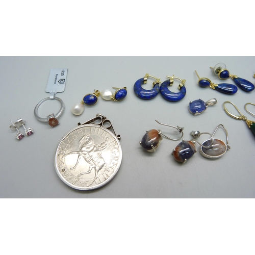 1002 - Silver and silver mounted jewellery and a 1977 crown in a silver mount