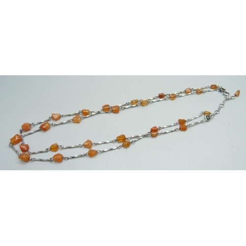 1030 - A silver and agate necklace, (41cm single strand or can be worn as double strand), 21g