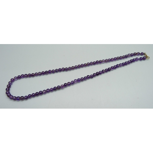 1032 - A vintage amethyst bead necklace with a 9ct gold fastener, 42cm