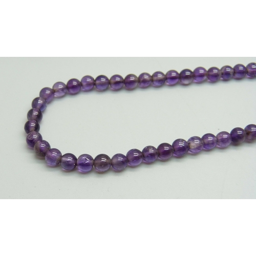 1032 - A vintage amethyst bead necklace with a 9ct gold fastener, 42cm