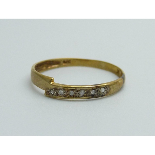 1035 - A 9ct gold ring set with six diamonds, 0.6g, O
