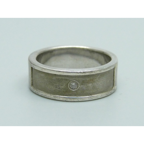 1036 - A silver ring set with a diamond, 6.3g, L
