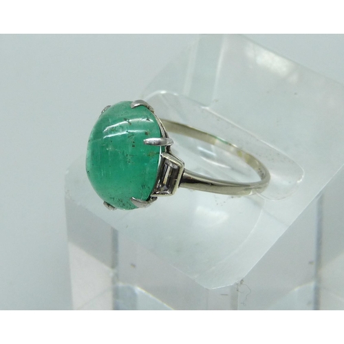 1037 - A 9ct white gold sugarloaf emerald ring set with two paste stones, 2.4g, R