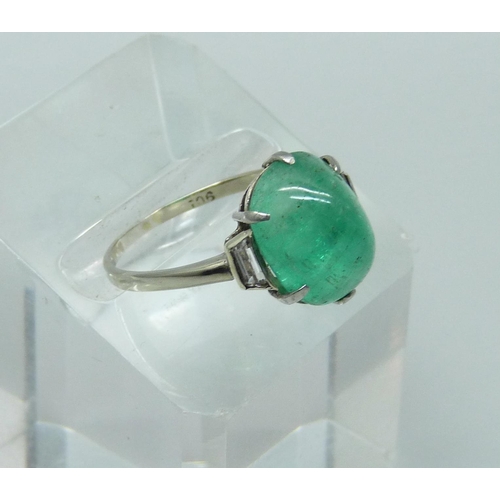1037 - A 9ct white gold sugarloaf emerald ring set with two paste stones, 2.4g, R